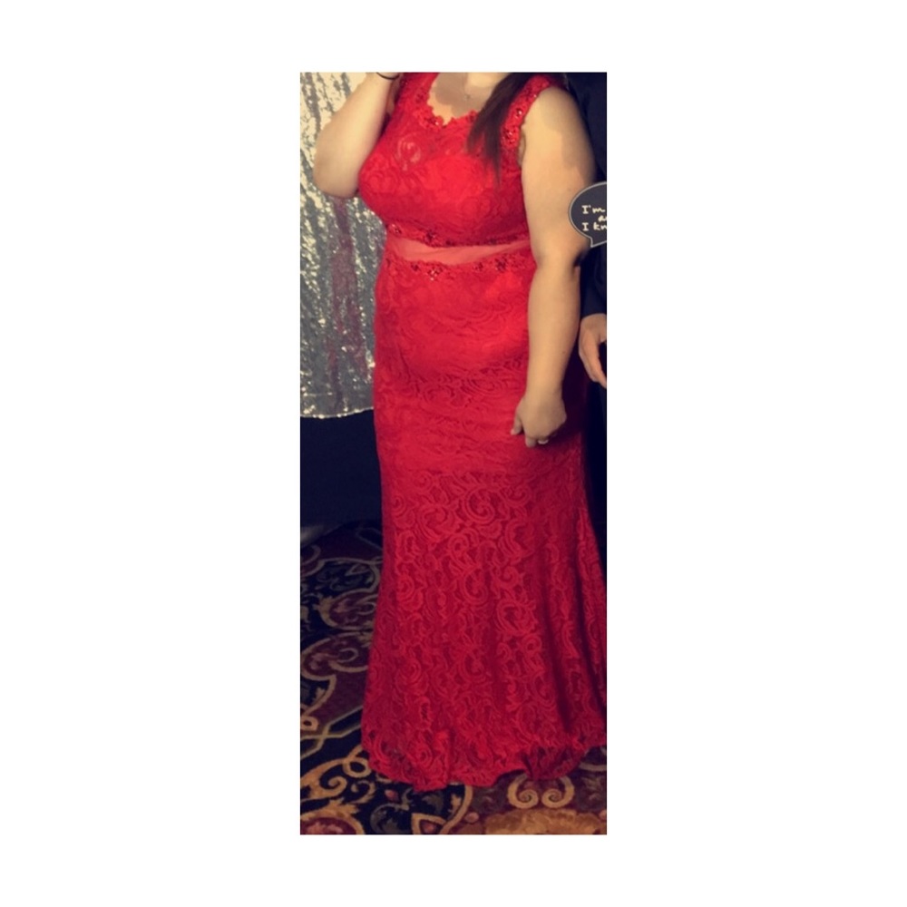 Women’s red lace dress gown size 2x